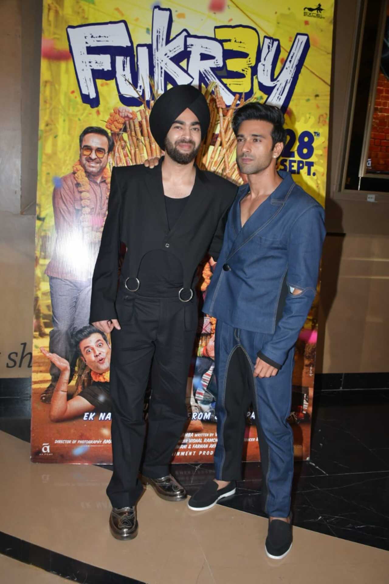 Manjot Singh who plays Lalli poses with his on-screen friend Pulkit Samrat who plays Hunny